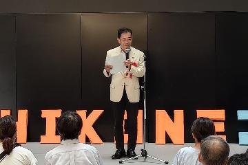 挨拶している様子