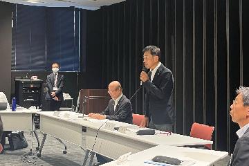挨拶している様子