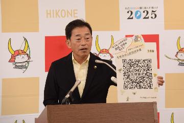 定例記者会見の様子
