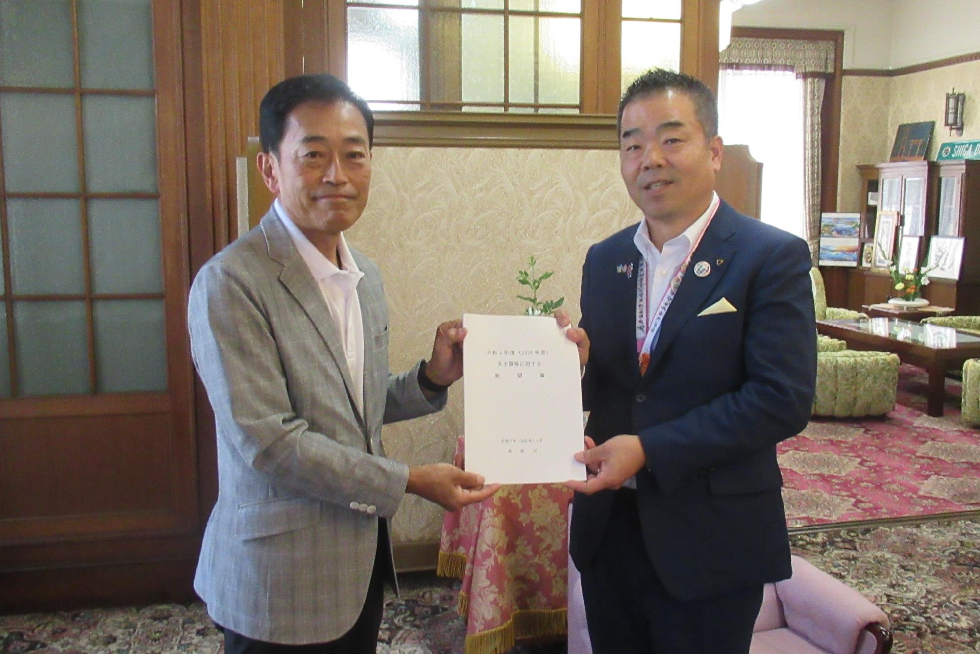 三日月知事に要望書を渡している様子