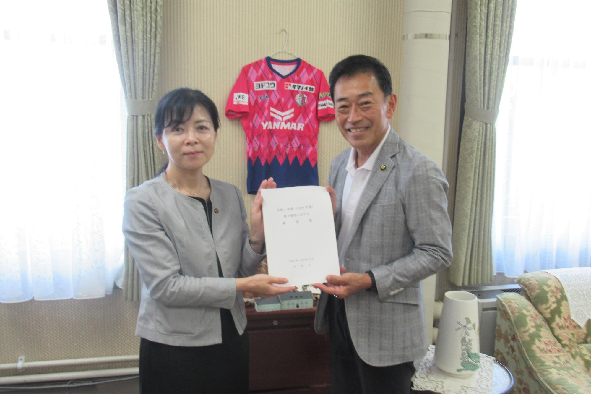 岸本副知事に要望書を渡している様子