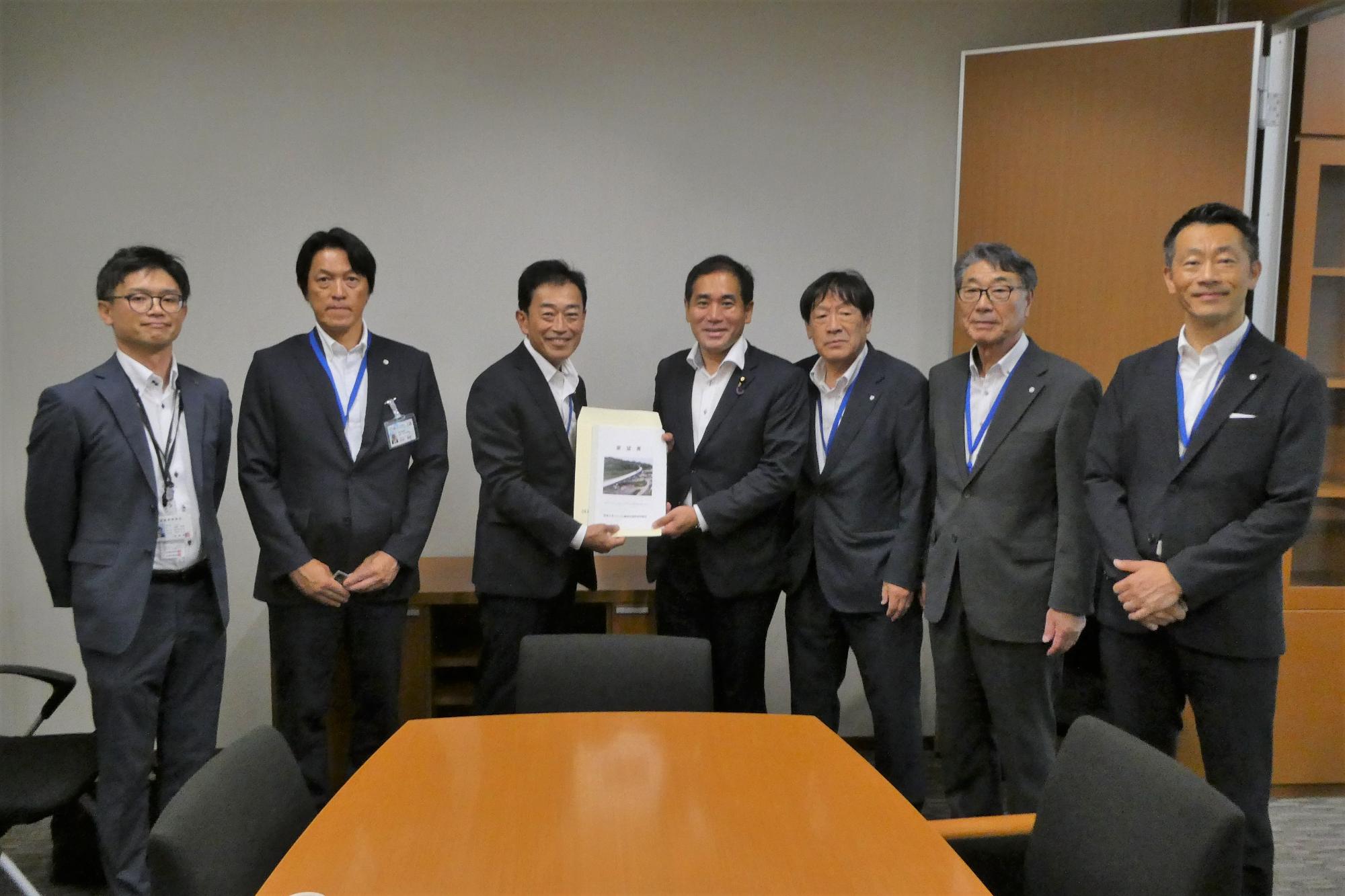 宮本和宏参議院議員に要望活動している様子