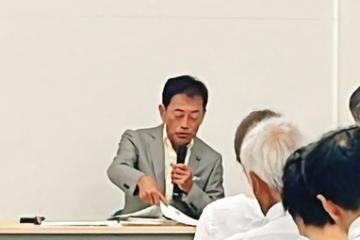 挨拶している様子