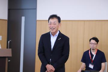 挨拶している様子