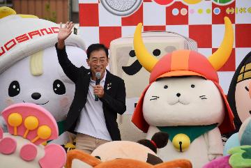 挨拶している様子