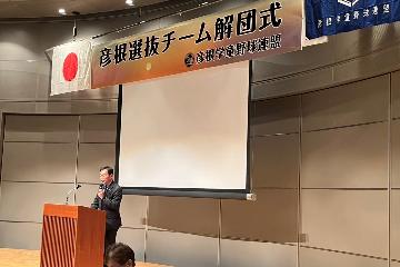 挨拶している様子