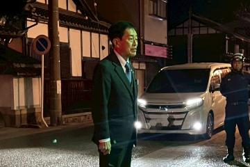 挨拶している様子