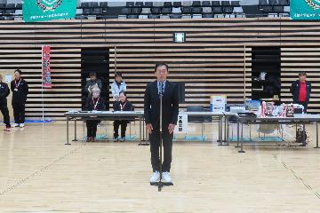 挨拶している様子