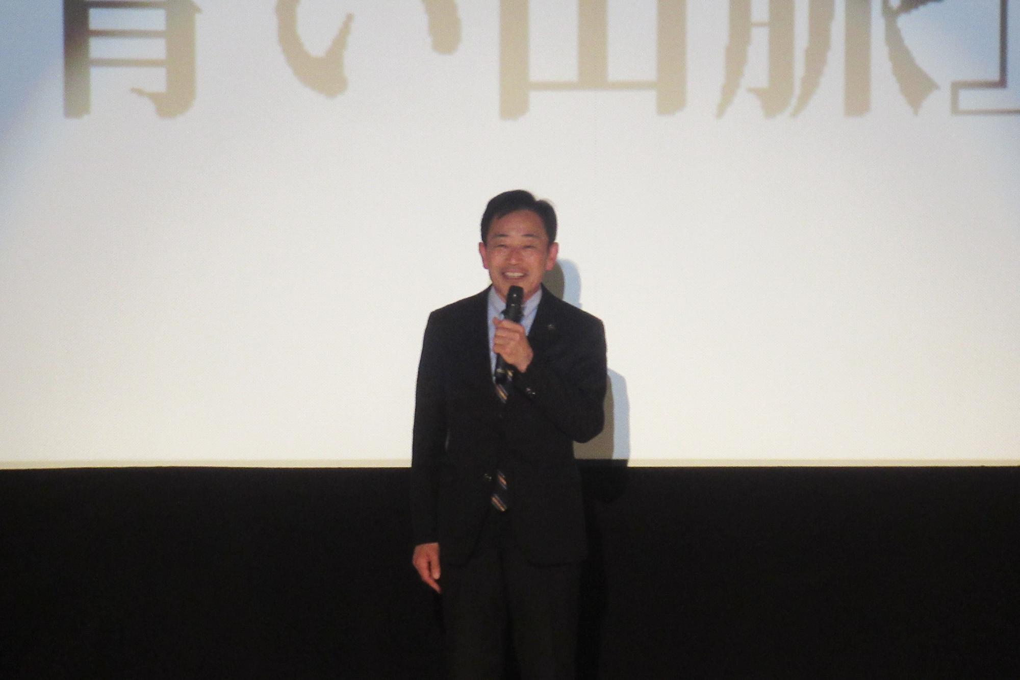 上映会で挨拶している様子