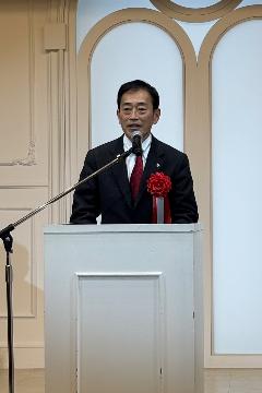 挨拶している様子