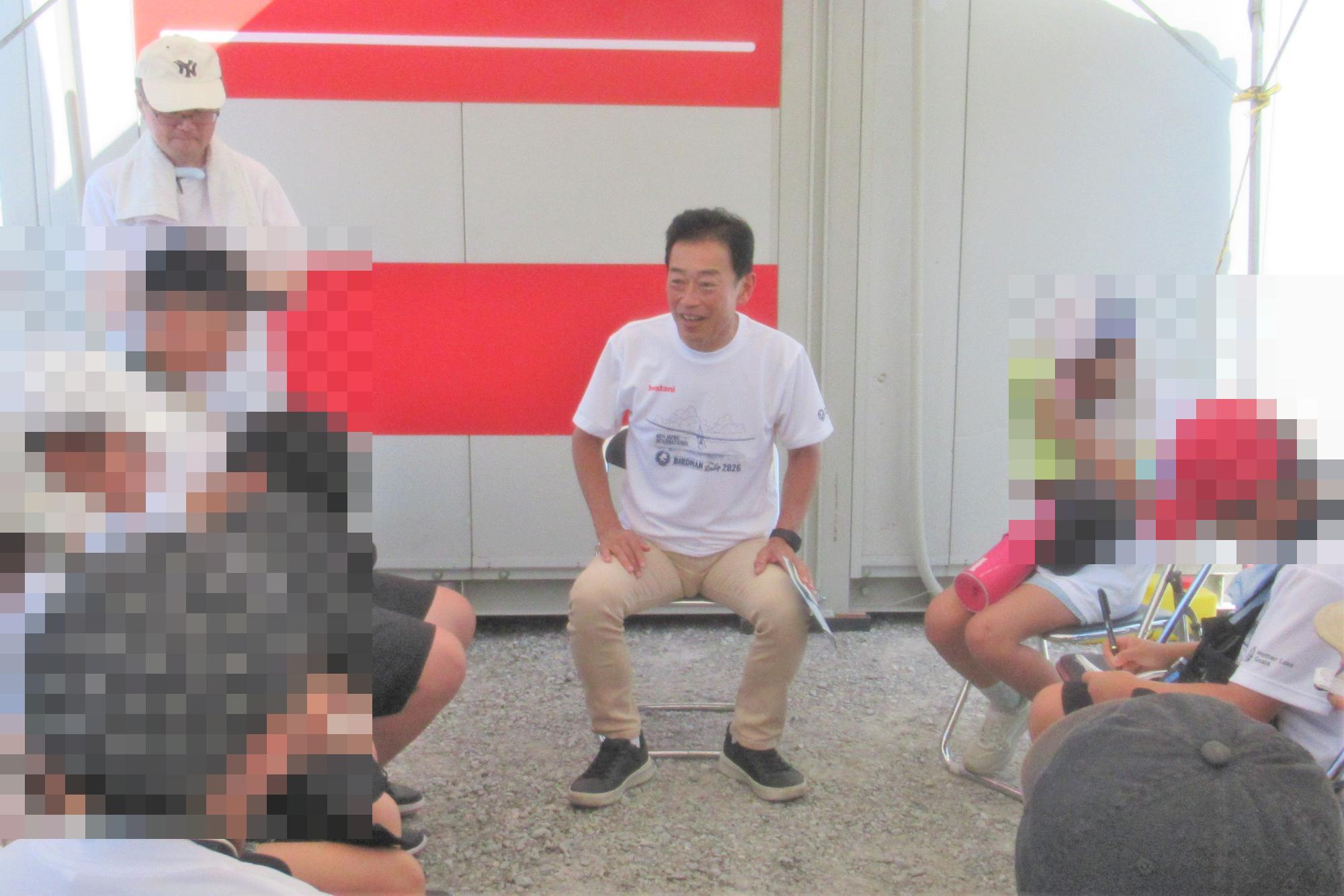 インタビューを受けている様子