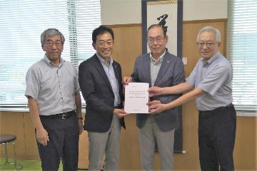 意見書を受け取っている様子
