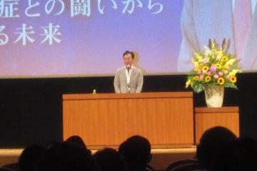 挨拶している様子