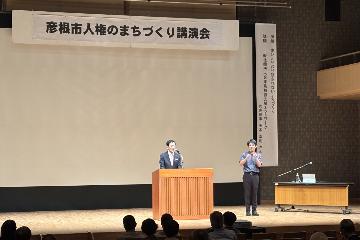 挨拶している様子