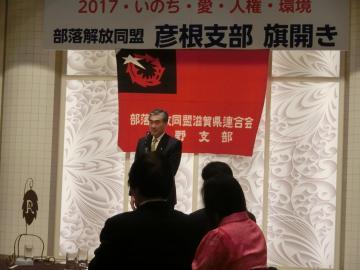 旗開き会場でお祝いのことばを述べる市長の写真