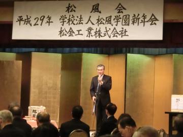新年会会場でお祝いのことばを述べる市長の写真