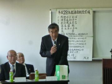 総会でお祝いの言葉を述べる市長の写真