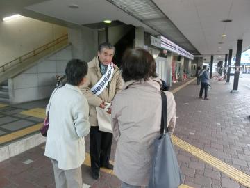 彦根駅前で人権週間啓発活動をする市長の写真