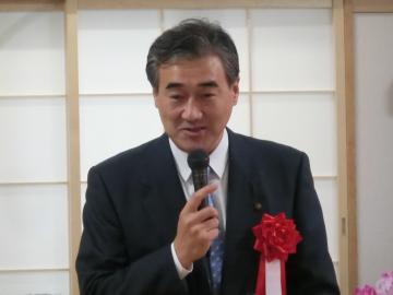 竣工式会場でお祝いのことばを述べる市長の写真
