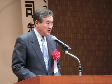 講演会会場で来賓としてあいさつをする市長の写真