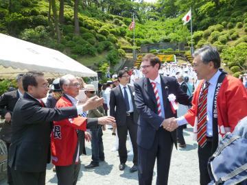 式典の出席者と握手をする市長の写真