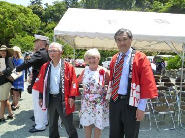 海外からの式典参加者と記念撮影した写真