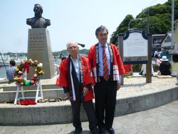 ひこにゃんファンクラブ会長と銅像前にて記念撮影した写真