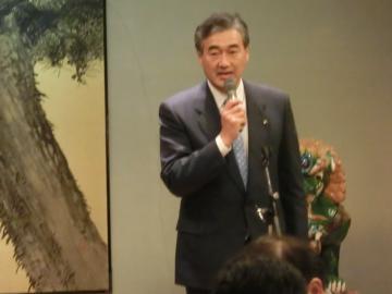 新年懇親会会場でお礼とお祝いのことばを述べる市長の写真