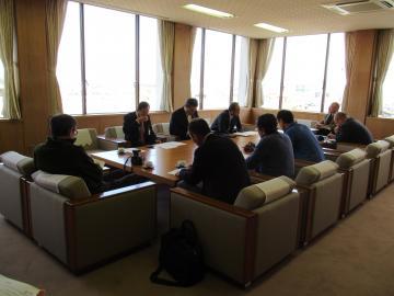 記者会見の様子の写真
