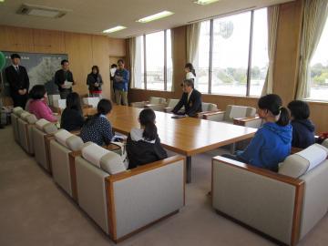 代表児童が市長を訪問する様子の写真