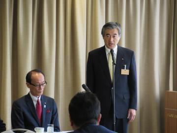 総会で来賓として挨拶をする市長の写真