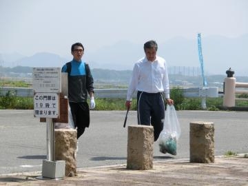 美化活動に参加する市長の写真