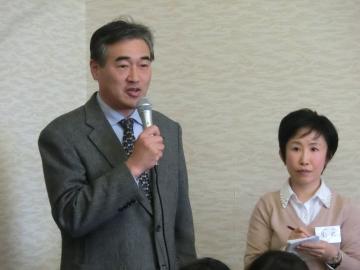 春節迎新会会場でお祝いのことばを述べる市長の写真