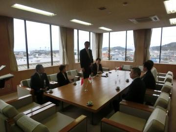表敬訪問の様子の写真