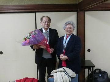 お辞めになった学長へ花束贈呈を行う様子の写真