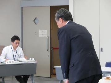 議会臨時会中に挨拶する市長の写真