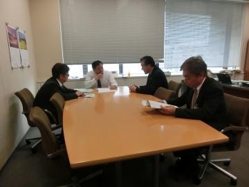 総務省を訪問し要望をする市長の写真