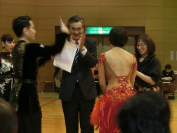 ダンスフェスティバルの選手に拍手をしている市長の写真
