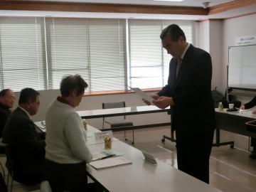 委嘱状を交付する市長の写真