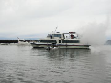 訓練でボートが観光船に衝突し観光船が炎上。助けを求める乗客の様子の写真