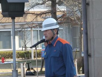 訓練であいさつをする市長の写真