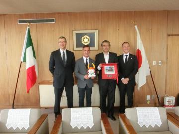 フェラーリ社代表団と一緒に記念撮影した市長の写真
