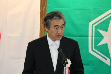 こども園竣工式であいさつをする市長の写真