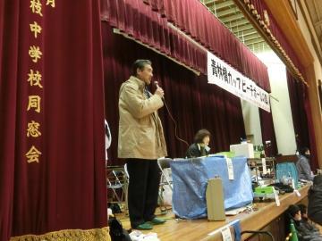 集い会場であいさつをする市長の写真