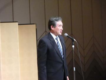 式典会場であいさつをしている市長の写真