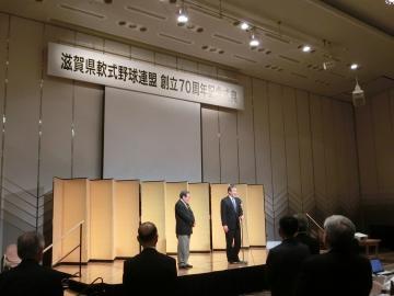 記念式典ステージ上で挨拶する市長の写真
