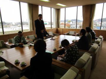 委員のみなさんにお礼のことばを述べる市長の写真