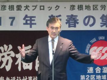 新春の集い会場でお祝いのことばを述べる市長の写真