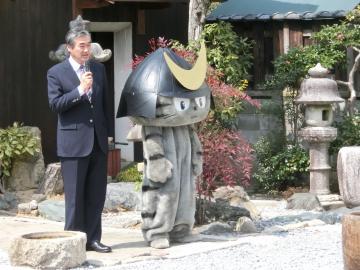 しまさこにゃんとお祝いのことばを述べる市長の写真