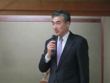 新年懇親会会場でお祝いのことばを述べる市長の写真
